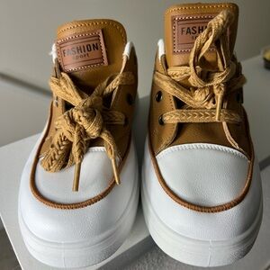 Women’s Tan & White Platform Sneakers Fashion Sport Casual Lace Up Shoes
